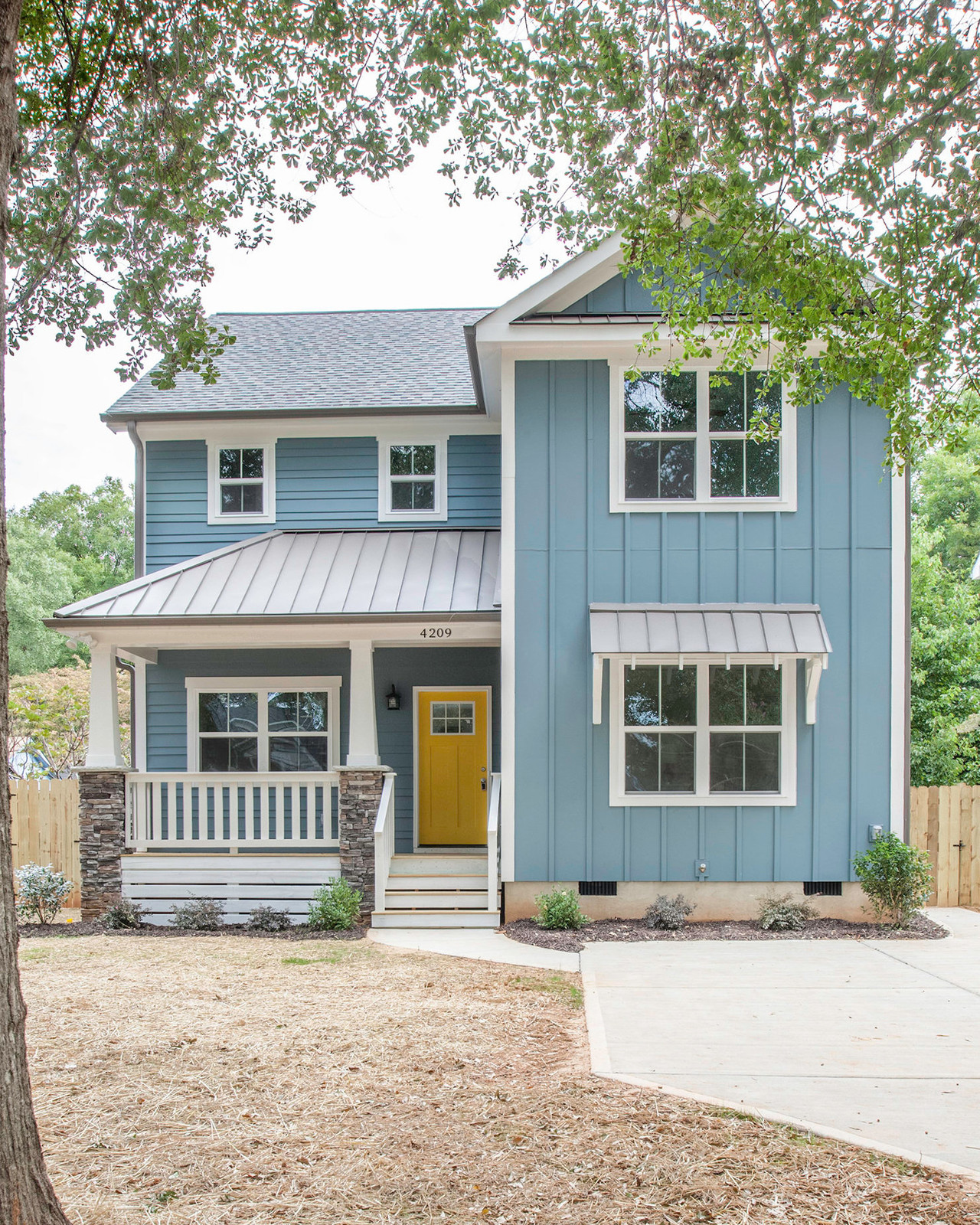 18 Popular Blue House Yellow Door Ideas For The Best Exterior Makeovers ...